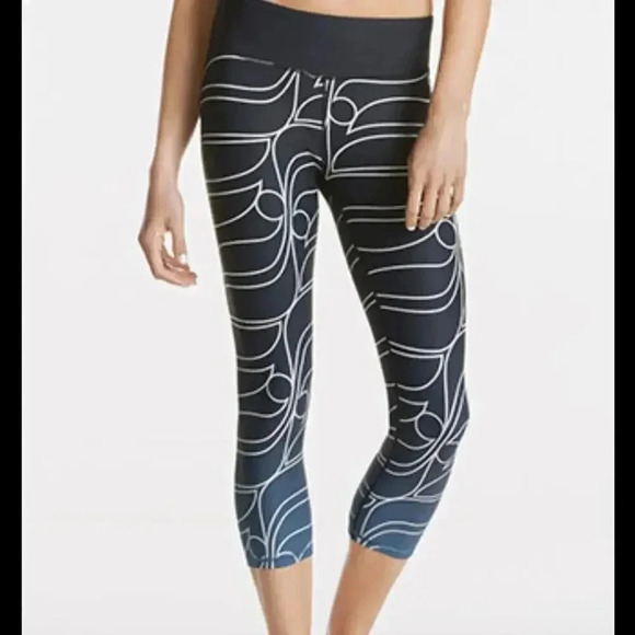 Fabletics Define Power Hold Mid Rise Capris - Small - Picture 1 of 6